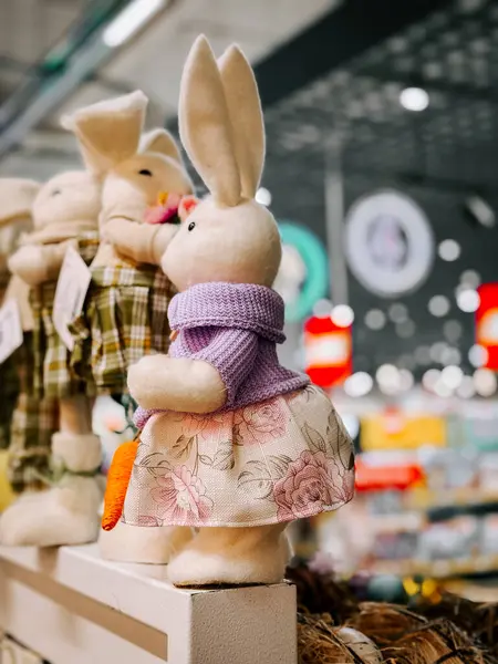 Bayram eşyaları arayanlar için raflarda renkli Paskalya süslemeleri