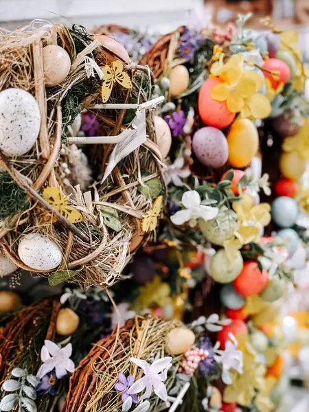 Bayram eşyaları arayanlar için raflarda renkli Paskalya süslemeleri