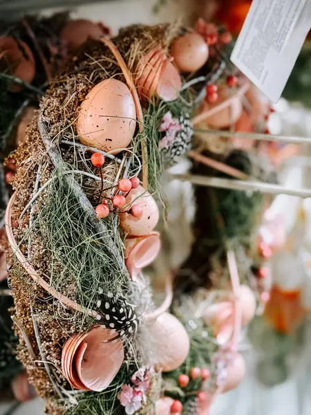 Bayram eşyaları arayanlar için raflarda renkli Paskalya süslemeleri