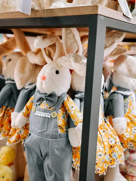 Bayram eşyaları arayanlar için raflarda renkli Paskalya süslemeleri