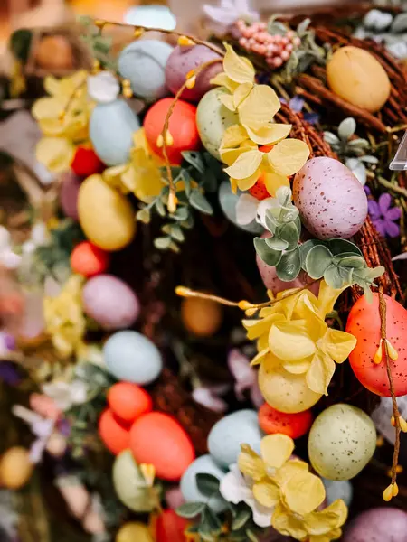 Bayram eşyaları arayanlar için raflarda renkli Paskalya süslemeleri