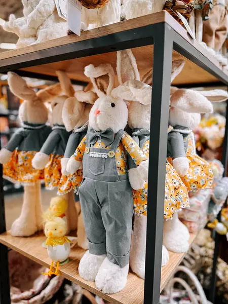 Bayram eşyaları arayanlar için raflarda renkli Paskalya süslemeleri