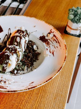 Dubai 'den zengin çikolatalı lezzetli şurup modern bir kafe ortamında servis ediliyor.