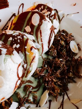 Dubai 'den zengin çikolatalı lezzetli şurup modern bir kafe ortamında servis ediliyor.