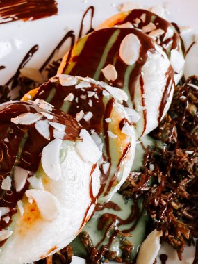 Dubai 'den zengin çikolatalı lezzetli şurup modern bir kafe ortamında servis ediliyor.