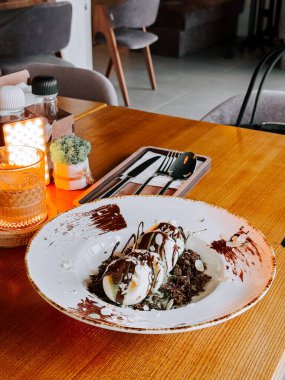 Dubai 'den zengin çikolatalı lezzetli şurup modern bir kafe ortamında servis ediliyor.