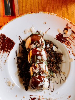 Dubai 'den zengin çikolatalı lezzetli şurup modern bir kafe ortamında servis ediliyor.