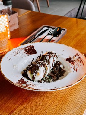 Dubai 'den zengin çikolatalı lezzetli şurup modern bir kafe ortamında servis ediliyor.