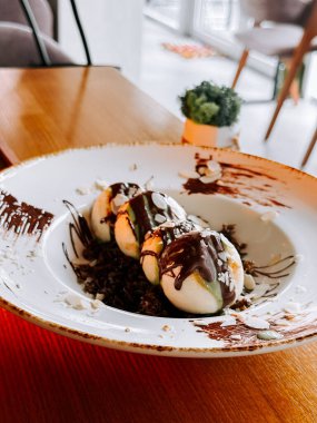 Dubai 'den zengin çikolatalı lezzetli şurup modern bir kafe ortamında servis ediliyor.