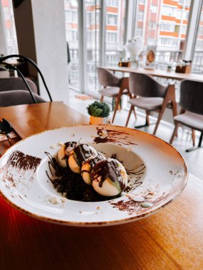 Dubai 'den zengin çikolatalı lezzetli şurup modern bir kafe ortamında servis ediliyor.