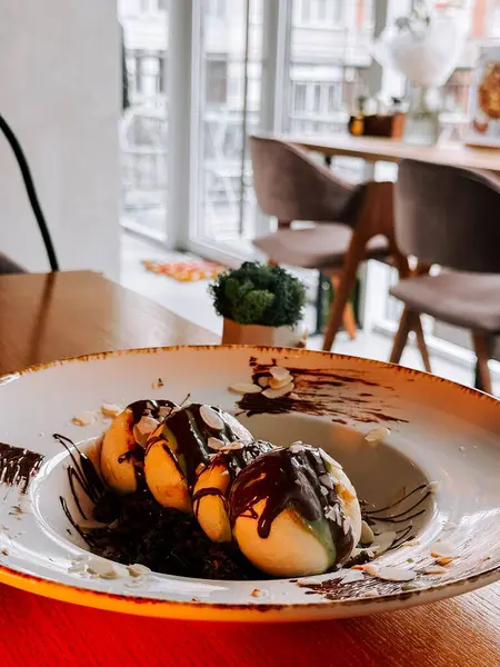 Dubai 'den zengin çikolatalı lezzetli şurup modern bir kafe ortamında servis ediliyor.