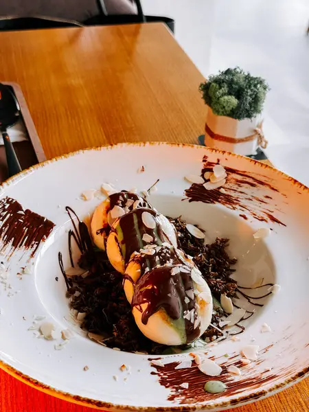 Dubai 'den zengin çikolatalı lezzetli şurup modern bir kafe ortamında servis ediliyor.