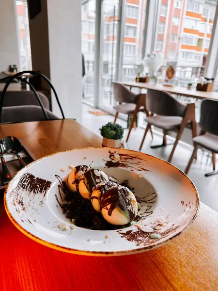 Dubai 'den zengin çikolatalı lezzetli şurup modern bir kafe ortamında servis ediliyor.