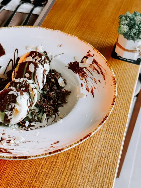 Dubai 'den zengin çikolatalı lezzetli şurup modern bir kafe ortamında servis ediliyor.