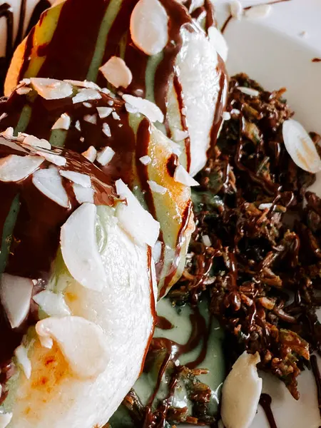 Dubai 'den zengin çikolatalı lezzetli şurup modern bir kafe ortamında servis ediliyor.