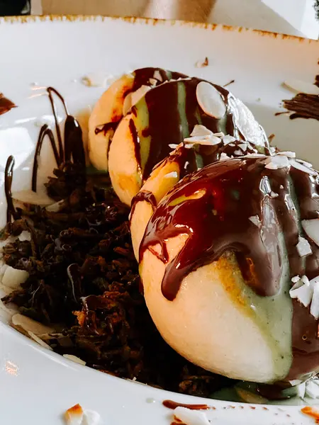 Dubai 'den zengin çikolatalı lezzetli şurup modern bir kafe ortamında servis ediliyor.