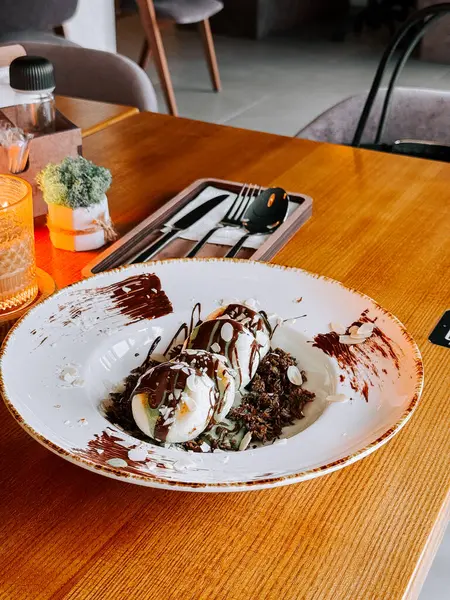 Dubai 'den zengin çikolatalı lezzetli şurup modern bir kafe ortamında servis ediliyor.