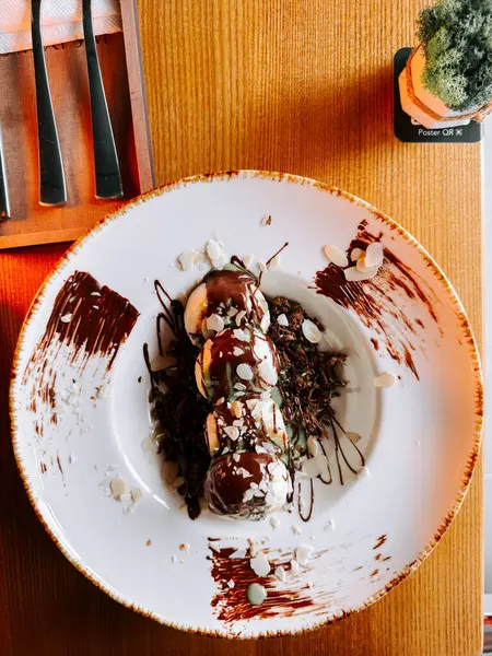 Dubai 'den zengin çikolatalı lezzetli şurup modern bir kafe ortamında servis ediliyor.