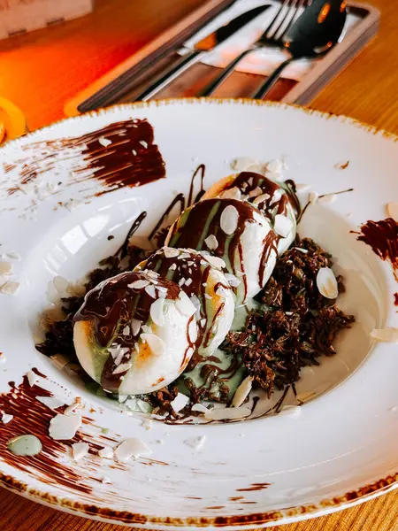 Dubai 'den zengin çikolatalı lezzetli şurup modern bir kafe ortamında servis ediliyor.