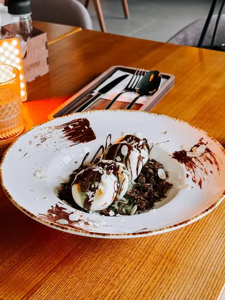 Dubai 'den zengin çikolatalı lezzetli şurup modern bir kafe ortamında servis ediliyor.