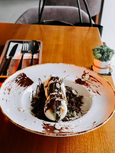 Dubai 'den zengin çikolatalı lezzetli şurup modern bir kafe ortamında servis ediliyor.