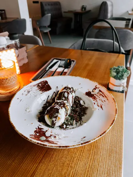 Dubai 'den zengin çikolatalı lezzetli şurup modern bir kafe ortamında servis ediliyor.