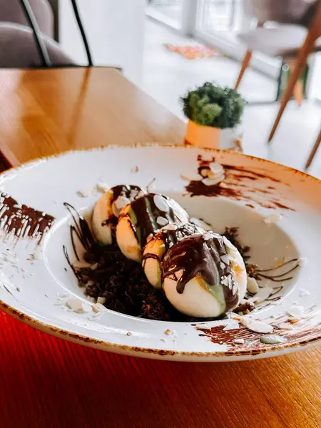 Dubai 'den zengin çikolatalı lezzetli şurup modern bir kafe ortamında servis ediliyor.