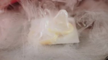 Yaratıcı görsel görüntü için kırmızı ışık efektleriyle siyah bir yüzey üzerinde dönen prezervatifler