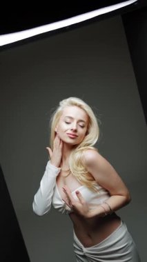 Zarif dans gösterisi zarif hareketler ve büyüleyici ifadeler.