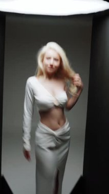 Zarif dans gösterisi zarif hareketler ve büyüleyici ifadeler.