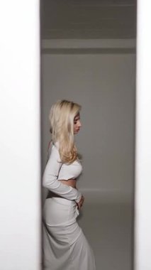 Zarif dans gösterisi zarif hareketler ve büyüleyici ifadeler.