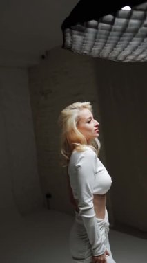 Zarif dans gösterisi zarif hareketler ve büyüleyici ifadeler.