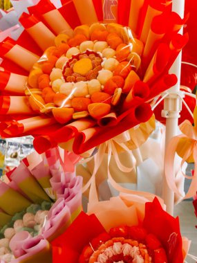 Nefis karamel küpleri ve kavrulmuş kahve çekirdekleri şeffaf bir kabın içinde sergileniyor.