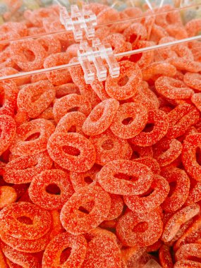 Nefis karamel küpleri ve kavrulmuş kahve çekirdekleri şeffaf bir kabın içinde sergileniyor.