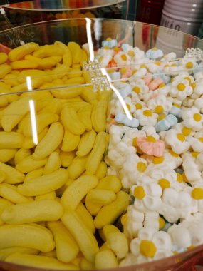 Nefis karamel küpleri ve kavrulmuş kahve çekirdekleri şeffaf bir kabın içinde sergileniyor.