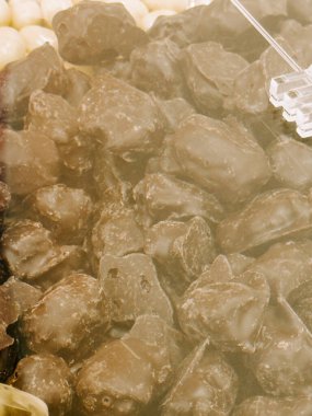 Nefis karamel küpleri ve kavrulmuş kahve çekirdekleri şeffaf bir kabın içinde sergileniyor.