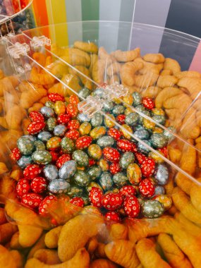 Nefis karamel küpleri ve kavrulmuş kahve çekirdekleri şeffaf bir kabın içinde sergileniyor.