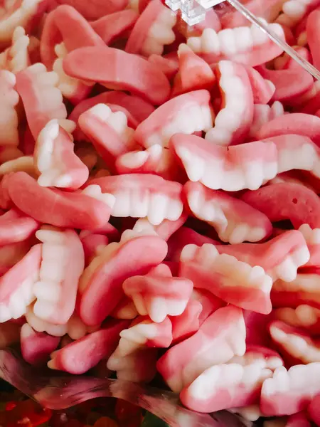 Nefis karamel küpleri ve kavrulmuş kahve çekirdekleri şeffaf bir kabın içinde sergileniyor.