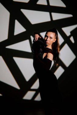 Ritmik jimnastik performansı dinamik hareketlerdeki beceri ve sanatsal becerileri gösteriyor.