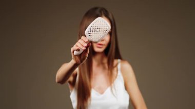 Stüdyo ortamında saç fırçası kullanarak sağlıklı saçlar için bakım teknikleri