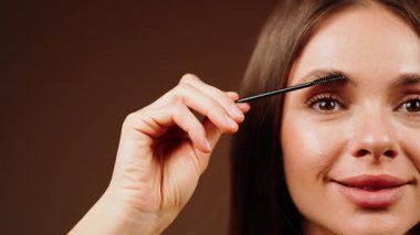 Kadınlar her gün kaşlarını tarar, eve bakmak için.