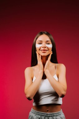 Kolajen pedlerle ve genç bir kadının neşeli ifadesiyle vurgulanmış taze güzellik rutini.