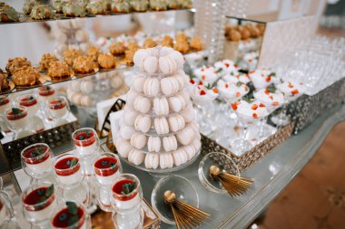 Bir kutlama etkinliğinde çeşitli ikramlar sunan lezzetli bir tatlı masası.
