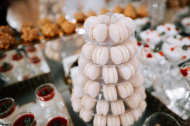 Lüks bir etkinlikte lezzetli bir tatlı masasında nefis bir makarna gösterisi.