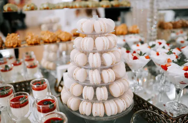 Bir kutlama etkinliğinde çeşitli ikramlar sunan zarif bir tatlı gösterisi.