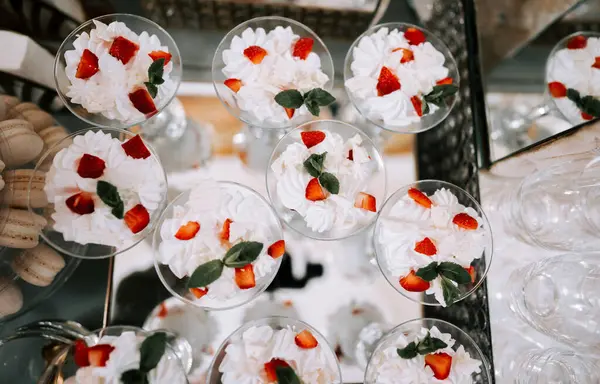 Şenlikli bir toplantıda sergilenen lezzetli çilekli tatlılar