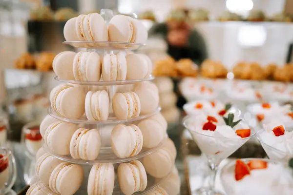 Şenlikli bir etkinlik sırasında tatlı büfesinde nefis hamur işleri sergilenir.