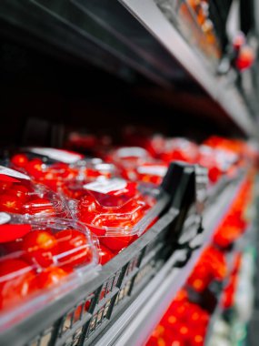 Market koridorunda gündüz saatlerinde canlı jöle tatlıların görüntülenmesi