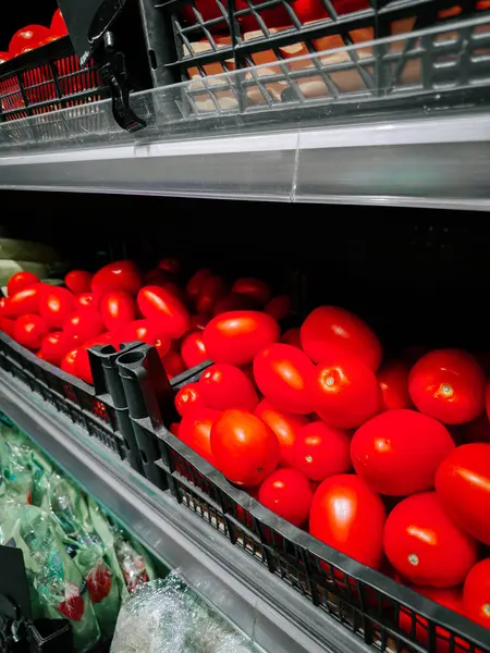 Marketin üretim bölümündeki sepetlerde taze kırmızı domatesler.