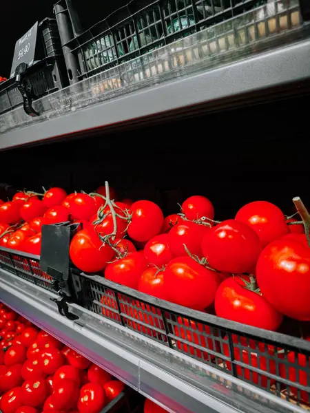 Taze domatesler gün boyunca süpermarket raflarında düzgünce dizildi.